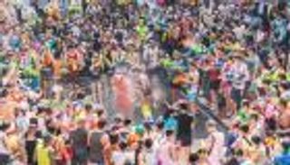 بالصور.. رش المياه في الصين يـجلب الحظ