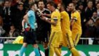 اليويفا يدين الإساءة للحكم مايكل أوليفر وزوجته