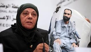 ليلى تحمل صورة ابنها الأسير سامر