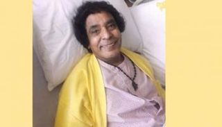 أول صورة للفنان محمد منير بعد العملية الجراحية