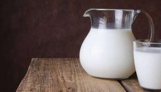 تحذيرات من تناول الحليب على معدة فارغة