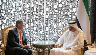 الشيخ محمد بن زايد آل نهيان ومايك كوربات خلال الاجتماع