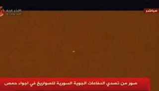 لقطات بثها التلفزيون السوري للصواريخ في سماء حمص‎