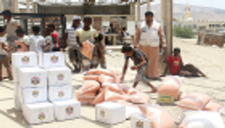 الإمارات توزع 55 ألف سلة غذائية على سكان الساحل اليمني