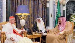 الملك سلمان خلال لقائه مع رئيس المجلس البابوي للحوار بين الأديان في الفاتيكان