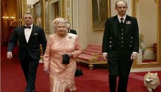 الملكة إليزابيث وكلبها "ويلو" في لقطة من فيلم "جيمس بوند"