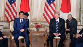 الرئيس الأمريكي أثناء استقباله رئيس الوزراء الياباني