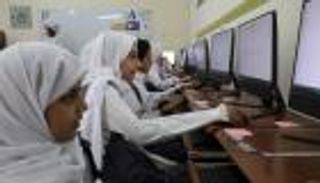  "صقر الخيرية" تقدم حواسيب لمؤسسة الشيخ سعود بن صقر التعليمية