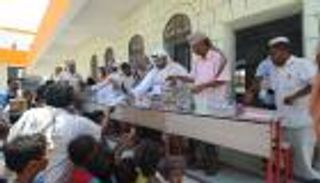 الإمارات توزع 55 ألف سلة غذائية على الساحل الغربي باليمن