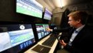 "فيفا" يختار 13 حكما لتقنية الفيديو في كأس العالم