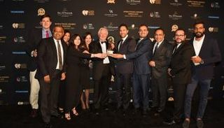 أثناء تسلم الجائزة