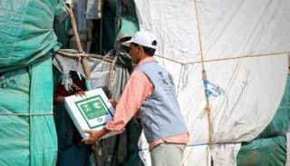 مركز الملك سلمان للإغاثة يوزع التمور على أهالي تعز اليمنية