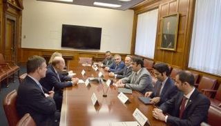 جانب من المباحثات بين وزير التجارة والصناعة الكويتي ونظيره الأمريكي