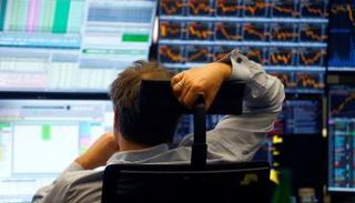 منفذ عمليات يتابع سوق فرانكفورت بألمانيا