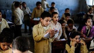 أحد الطلاب في المرحلة الابتدائية بمدارس مصر 