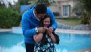 بالصور.. أكرم حسني يحقق أمنية طفلة مصرية 