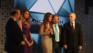 نانسي عجرم أثناء تسلم جائزتيها