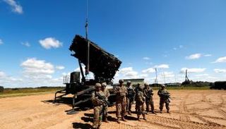 جنود أمريكيون يقفون بجانب نظام باتريوت خلال مناورة العام الماضي