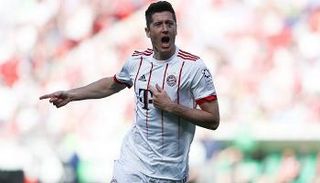 ليفاندوفسكي يحتفل بالهدف