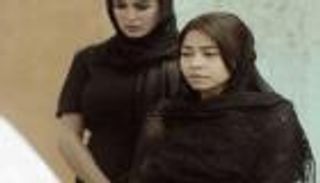 شيرين عبدالوهاب تمنع دخول المصورين لعزاء والدها