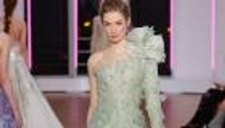 أزياء باريس الربيعية.. ألوان تبعث على التفاؤل