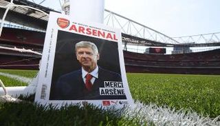 كتيب أرسين فينجر في ملعب الإمارات 