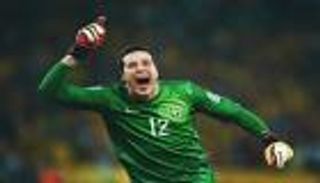 جوليو سيزار يعتزل كرة القدم