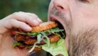 بالصور.. برجر الحشرات تجربة مجنونة في غرب ألمانيا