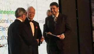 البطش خلال تسلمه جائزة ماليزية