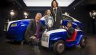 بالصور.. سيارة رولز رويس "بيبي" تبهج الأطفال المرضى