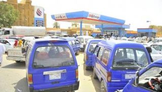 تكدس طوابير سيارات أمام إحدى محطات الوقود في الخرطوم