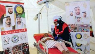 طبيبة سودانية تجري الفحوص لمريضة بالمستشفى الجديد