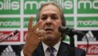 مدرب الجزائر يدعم "الولد الشقي" في أزمته الأخيرة 