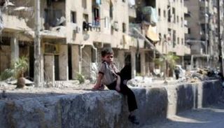 طفل سوري وسط آثار الدمار في مدينة دوما قرب دمشق