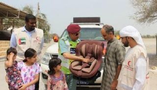 توزيع كراسي الأمان على عدد من الأسر المتعففة