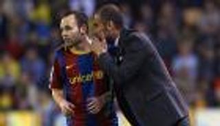 جوارديولا يحاول إقناع إنييستا بالانضمام إلى مانشستر سيتي