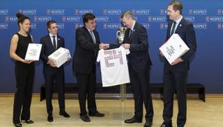 الوفد الألماني يقدم ملف استضافة بطولة أوروبا 