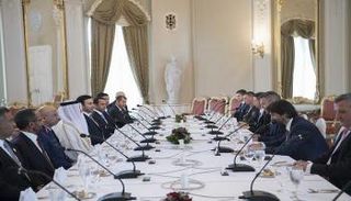 جانب من لقاء الشيخ سيف بن زايد والوفد الإماراتي مع رئيس وزراء سلوفاكيا