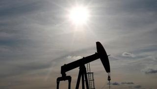 إحدى مضخات النفط عند غروب الشمس في أمريكا