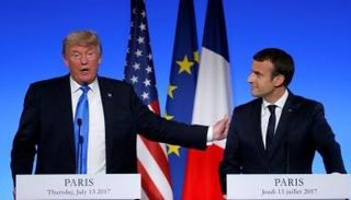 ترامب وماكرون خلال لقاء سابق بينهما في باريس