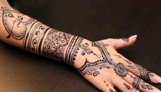 الجزائر تحذر من حناء قاتلة قادمة من ليبيا