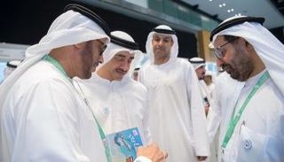 الشيخ عبدالله بن زايد في جولة بمعرض أبوظبي للكتاب