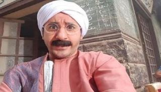 أحمد حلمي بملابس المعلمين