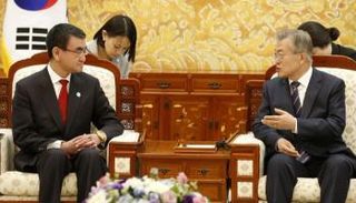 رئيس كوريا الجنوبية ووزير الخارجية الياباني
