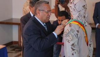 بن دغر يقلد الضابط الإماراتي وسام الشجاعة