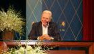 بالصور.. تكريم حسين فهمي في جامعة بيروت العربية