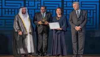 حاكم الشارقة يسلم الجائزة لممثلي مؤسسة "الكرامة للأطفال" الماليزية