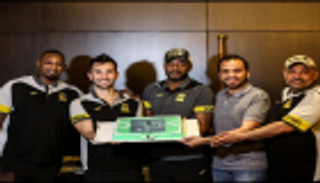 لاعبو الاتحاد يحتفلون بفيلانويفا بعد حصوله على جائزة أفضل لاعب