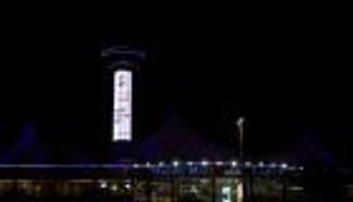 بالصور..  "صُنّاع الأمل" تضيء مباني أبوظبي بأجمل ألوانها