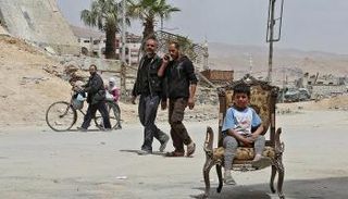 طفل سوري ينتظر مصير بلاده في ظل الحرب الدائرة منذ 2011